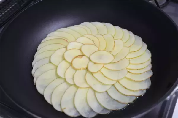 「【小麦粉を使ってません！】薄切りじゃがいもが生地の「究極の野菜ピザ」作ってみた！罪悪感、限りなくゼロ☆」の画像