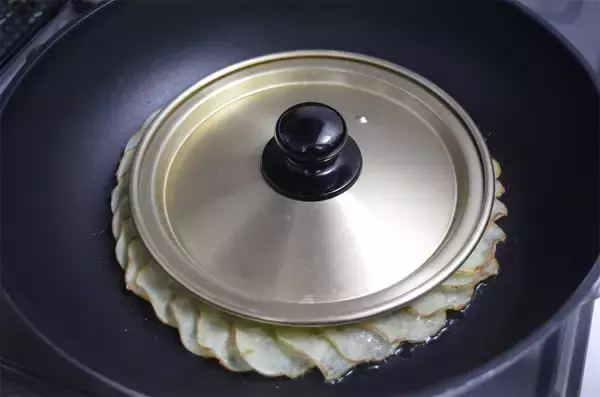 「【小麦粉を使ってません！】薄切りじゃがいもが生地の「究極の野菜ピザ」作ってみた！罪悪感、限りなくゼロ☆」の画像