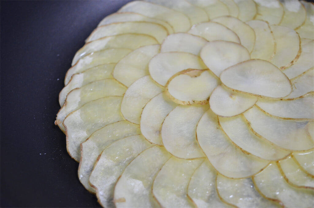 【小麦粉を使ってません！】薄切りじゃがいもが生地の「究極の野菜ピザ」作ってみた！罪悪感、限りなくゼロ☆