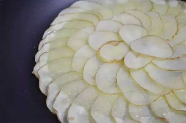 「【小麦粉を使ってません！】薄切りじゃがいもが生地の「究極の野菜ピザ」作ってみた！罪悪感、限りなくゼロ☆」の画像