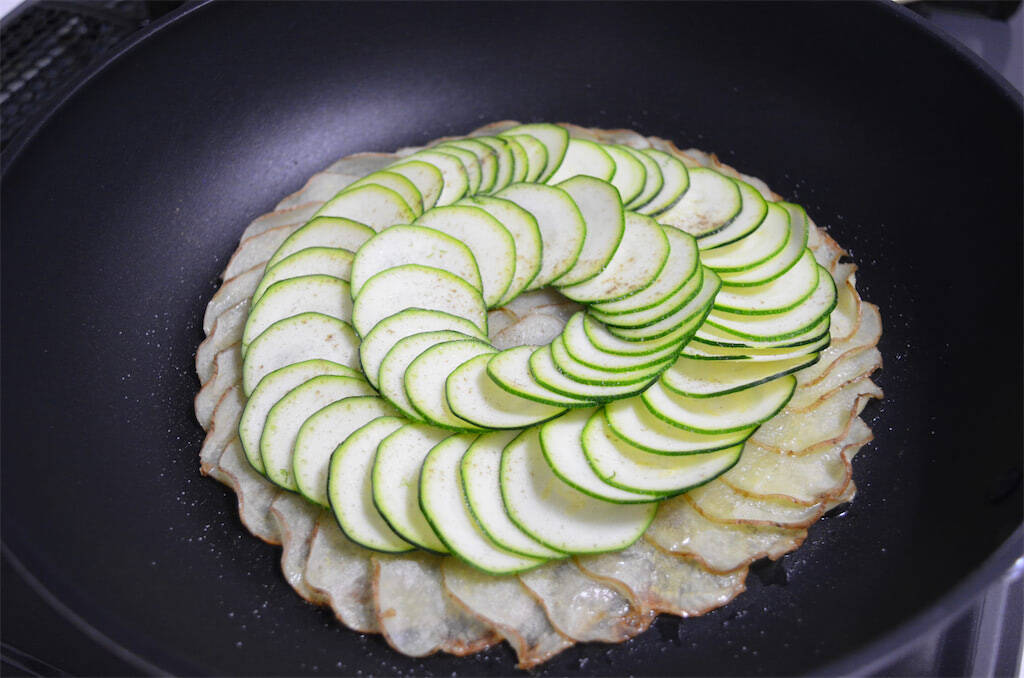 【小麦粉を使ってません！】薄切りじゃがいもが生地の「究極の野菜ピザ」作ってみた！罪悪感、限りなくゼロ☆