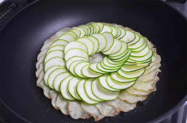 「【小麦粉を使ってません！】薄切りじゃがいもが生地の「究極の野菜ピザ」作ってみた！罪悪感、限りなくゼロ☆」の画像