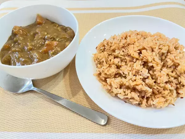 「【カレーの裏ワザ】レトルトカレーでも専門店の味になる「スパイスライス」作ってみた！「コーラで炊く⁉」」の画像