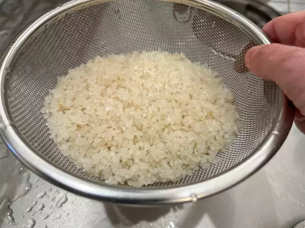 「【カレーの裏ワザ】レトルトカレーでも専門店の味になる「スパイスライス」作ってみた！「コーラで炊く⁉」」の画像