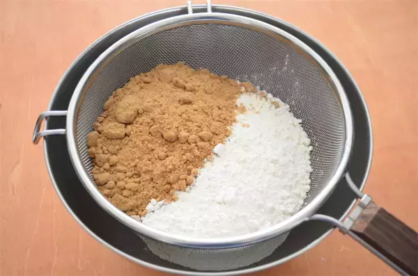 「【蒸しパン界の頂点！】フワフワどころか…プルプル!?酢と重曹で「黒糖蒸しパン」作ってみた！【農家直伝】」の画像