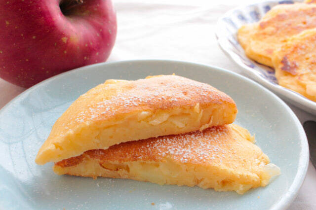 角切りリンゴを混ぜて焼くだけ♪シャキシャキ楽しい「りんごパンケーキ」に挑戦！ヨーグルト効果でふわっ♡