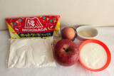 「角切りリンゴを混ぜて焼くだけ♪シャキシャキ楽しい「りんごパンケーキ」に挑戦！ヨーグルト効果でふわっ♡」の画像2