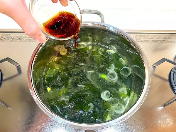 「「弱火でさっと炒め」で神風味に♡ゴマ油＆にんにく香る「炒めわかめとねぎのスープ」作ってみた！【農家直伝】」の画像