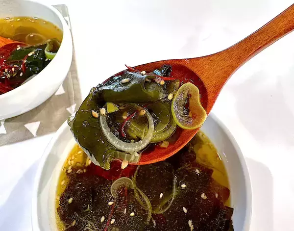 「「弱火でさっと炒め」で神風味に♡ゴマ油＆にんにく香る「炒めわかめとねぎのスープ」作ってみた！【農家直伝】」の画像