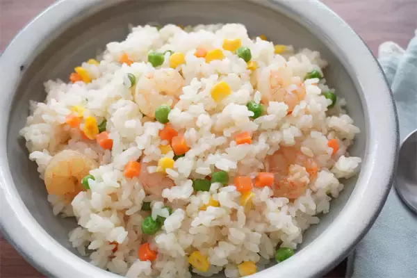 【牛乳でご飯を炊くの!?】コク旨でやみつきになる「ミルクご飯」作ってみた！コンソメ味のエビピラフ風♪