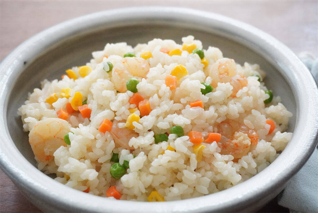 【牛乳でご飯を炊くの!?】コク旨でやみつきになる「ミルクご飯」作ってみた！コンソメ味のエビピラフ風♪