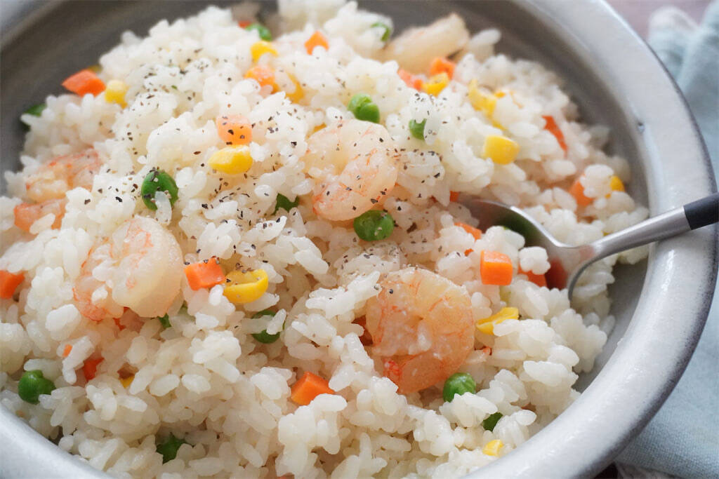 【牛乳でご飯を炊くの!?】コク旨でやみつきになる「ミルクご飯」作ってみた！コンソメ味のエビピラフ風♪