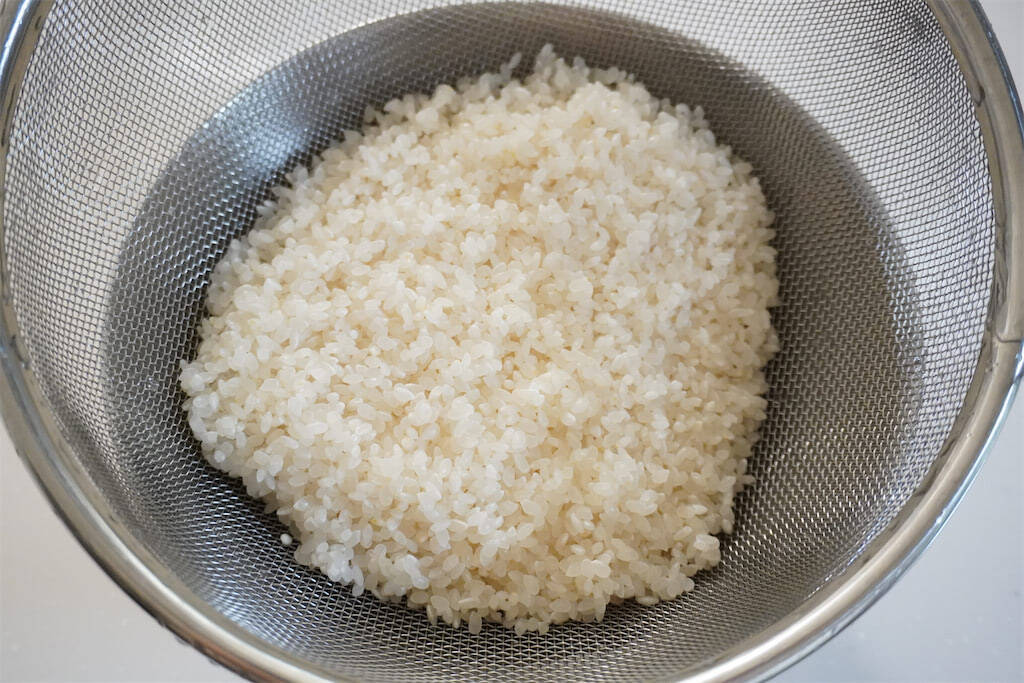 【牛乳でご飯を炊くの!?】コク旨でやみつきになる「ミルクご飯」作ってみた！コンソメ味のエビピラフ風♪