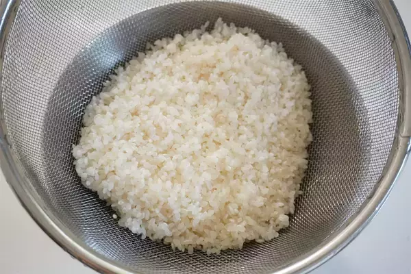 「【牛乳でご飯を炊くの!?】コク旨でやみつきになる「ミルクご飯」作ってみた！コンソメ味のエビピラフ風♪」の画像