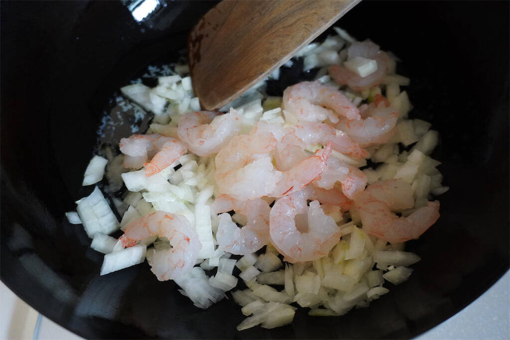 【牛乳でご飯を炊くの!?】コク旨でやみつきになる「ミルクご飯」作ってみた！コンソメ味のエビピラフ風♪