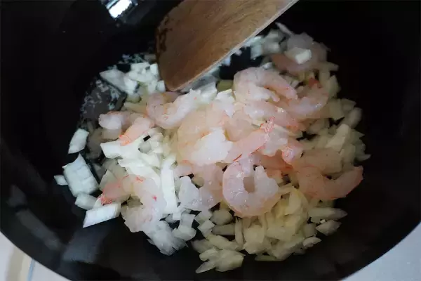 「【牛乳でご飯を炊くの!?】コク旨でやみつきになる「ミルクご飯」作ってみた！コンソメ味のエビピラフ風♪」の画像