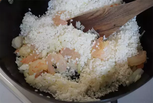 「【牛乳でご飯を炊くの!?】コク旨でやみつきになる「ミルクご飯」作ってみた！コンソメ味のエビピラフ風♪」の画像