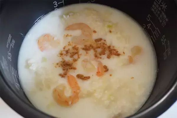 「【牛乳でご飯を炊くの!?】コク旨でやみつきになる「ミルクご飯」作ってみた！コンソメ味のエビピラフ風♪」の画像
