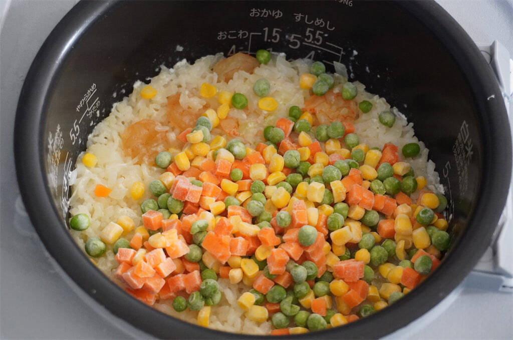 【牛乳でご飯を炊くの!?】コク旨でやみつきになる「ミルクご飯」作ってみた！コンソメ味のエビピラフ風♪