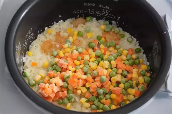 「【牛乳でご飯を炊くの!?】コク旨でやみつきになる「ミルクご飯」作ってみた！コンソメ味のエビピラフ風♪」の画像