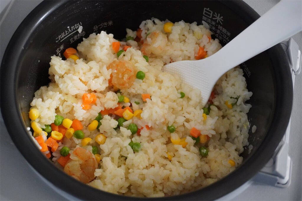 【牛乳でご飯を炊くの!?】コク旨でやみつきになる「ミルクご飯」作ってみた！コンソメ味のエビピラフ風♪