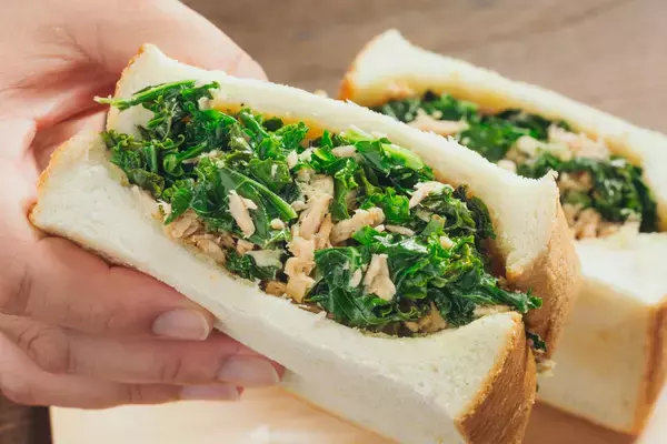 「【こんなおいしい野菜があるの!?】生食用ケールのサンドイッチが驚異のシャキ旨だった！苦みレスで子ども爆食♪」の画像