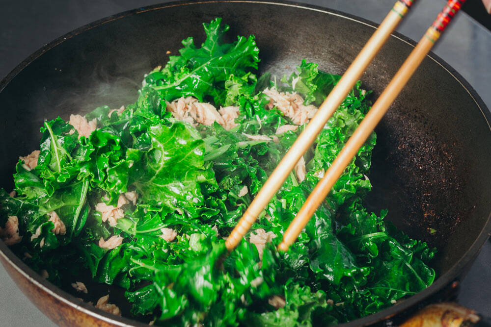 【こんなおいしい野菜があるの!?】生食用ケールのサンドイッチが驚異のシャキ旨だった！苦みレスで子ども爆食♪