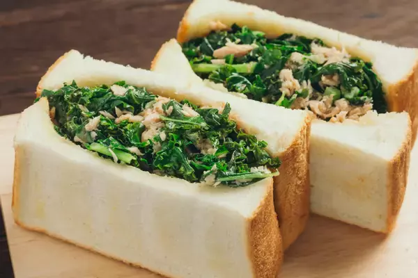 「【こんなおいしい野菜があるの!?】生食用ケールのサンドイッチが驚異のシャキ旨だった！苦みレスで子ども爆食♪」の画像