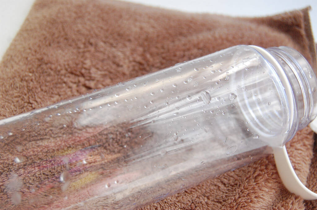 目ウロコな発想！“洗う”のではなく“拭く”専用な「ミニボトルの水滴拭き」をお試し！内側の水滴を瞬殺！