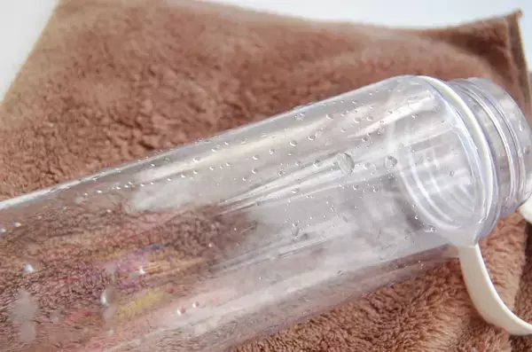 「目ウロコな発想！“洗う”のではなく“拭く”専用な「ミニボトルの水滴拭き」をお試し！内側の水滴を瞬殺！」の画像