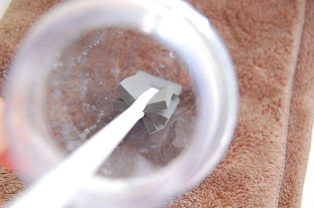 目ウロコな発想！“洗う”のではなく“拭く”専用な「ミニボトルの水滴拭き」をお試し！内側の水滴を瞬殺！