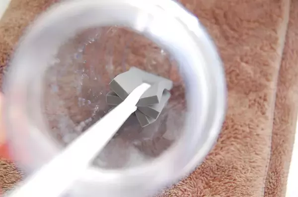 「目ウロコな発想！“洗う”のではなく“拭く”専用な「ミニボトルの水滴拭き」をお試し！内側の水滴を瞬殺！」の画像