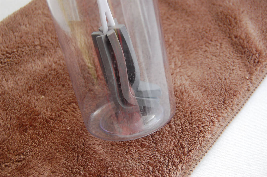 目ウロコな発想！“洗う”のではなく“拭く”専用な「ミニボトルの水滴拭き」をお試し！内側の水滴を瞬殺！