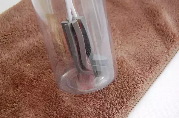 「目ウロコな発想！“洗う”のではなく“拭く”専用な「ミニボトルの水滴拭き」をお試し！内側の水滴を瞬殺！」の画像