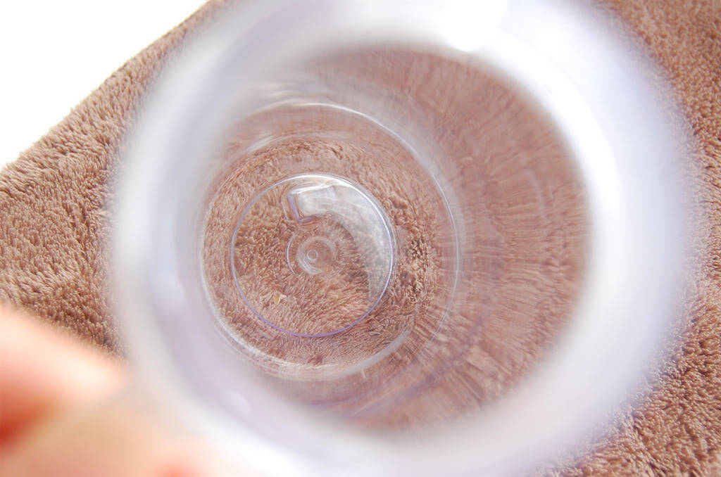 目ウロコな発想！“洗う”のではなく“拭く”専用な「ミニボトルの水滴拭き」をお試し！内側の水滴を瞬殺！