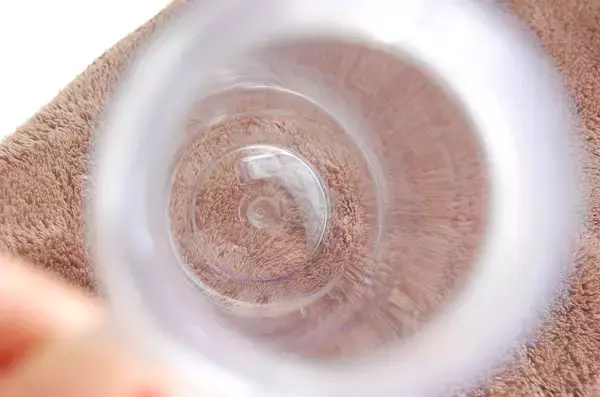 「目ウロコな発想！“洗う”のではなく“拭く”専用な「ミニボトルの水滴拭き」をお試し！内側の水滴を瞬殺！」の画像