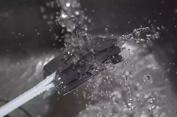 「目ウロコな発想！“洗う”のではなく“拭く”専用な「ミニボトルの水滴拭き」をお試し！内側の水滴を瞬殺！」の画像