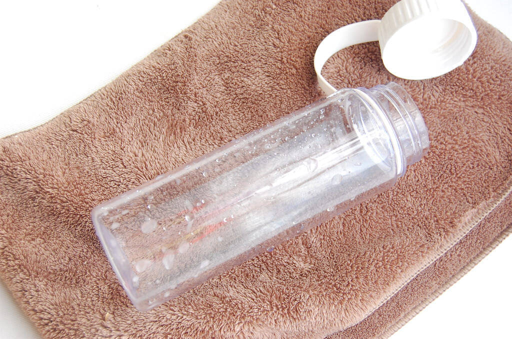 目ウロコな発想！“洗う”のではなく“拭く”専用な「ミニボトルの水滴拭き」をお試し！内側の水滴を瞬殺！