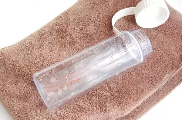 「目ウロコな発想！“洗う”のではなく“拭く”専用な「ミニボトルの水滴拭き」をお試し！内側の水滴を瞬殺！」の画像