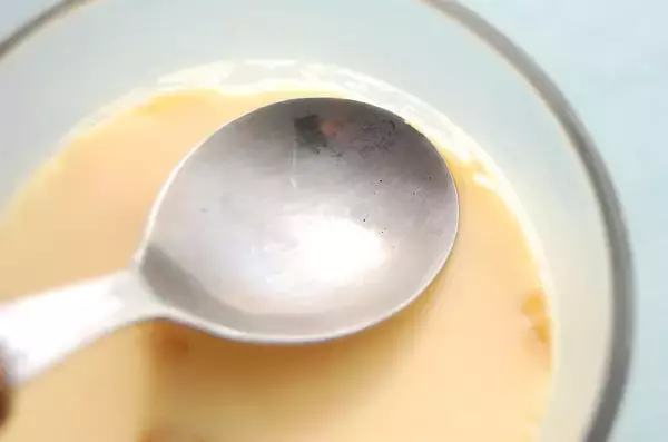 「卵と牛乳と砂糖だけ！フライパンで作る「なめらか～なプリン」が見た目も味も上等で衝撃！1個60円也」の画像