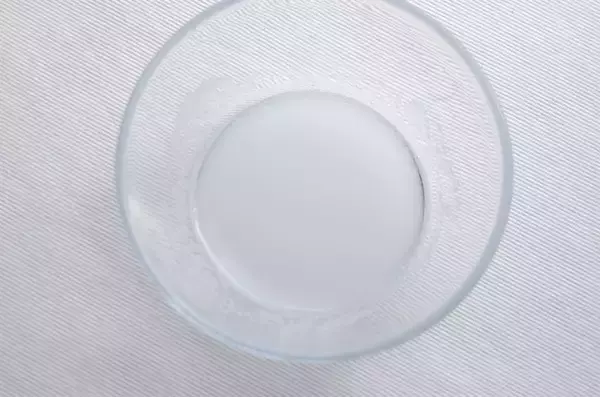 「卵と牛乳と砂糖だけ！フライパンで作る「なめらか～なプリン」が見た目も味も上等で衝撃！1個60円也」の画像