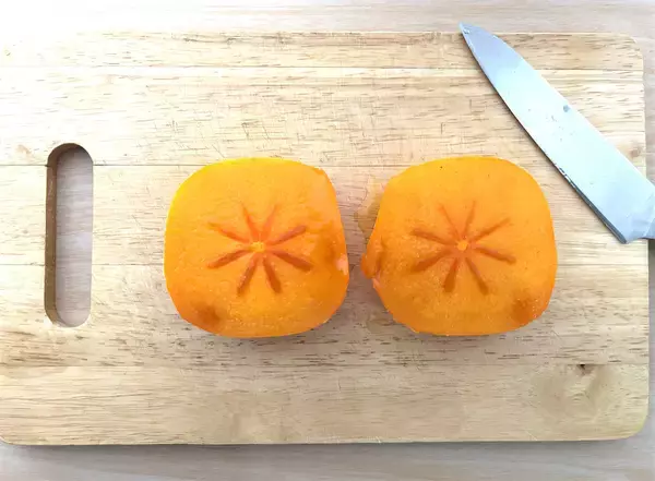 「【熟れすぎ柿は“焼く”が正解！】グリルに放り込めばとろっとろ♪バターと合わせりゃ…もうトリコに♡」の画像