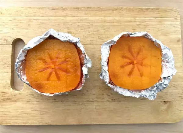 「【熟れすぎ柿は“焼く”が正解！】グリルに放り込めばとろっとろ♪バターと合わせりゃ…もうトリコに♡」の画像