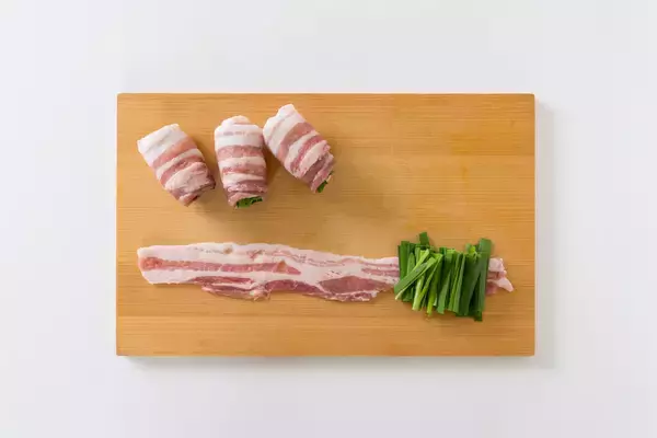 「【元気ない人コレ食べて！】スタミナ満点ニラをグルグル「肉巻き」作ろう！甘辛オイスターダレでご飯止まらん♪」の画像