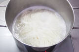 「【話題のそうめん専門店考案】「明太クリームそうめん」作ってみた！“牛乳×ルウ”でコクも調味もバッチリ！」の画像5