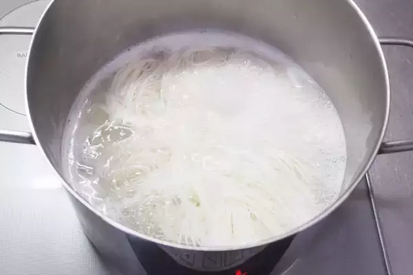 「【話題のそうめん専門店考案】「明太クリームそうめん」作ってみた！“牛乳×ルウ”でコクも調味もバッチリ！」の画像