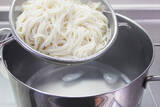 「【話題のそうめん専門店考案】「明太クリームそうめん」作ってみた！“牛乳×ルウ”でコクも調味もバッチリ！」の画像6