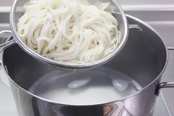 「【話題のそうめん専門店考案】「明太クリームそうめん」作ってみた！“牛乳×ルウ”でコクも調味もバッチリ！」の画像