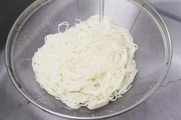 「【話題のそうめん専門店考案】「明太クリームそうめん」作ってみた！“牛乳×ルウ”でコクも調味もバッチリ！」の画像