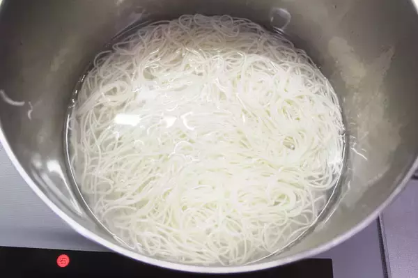 「【話題のそうめん専門店考案】「明太クリームそうめん」作ってみた！“牛乳×ルウ”でコクも調味もバッチリ！」の画像